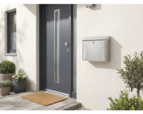 Vchodové dvere s poštovou schránkou na stene domu