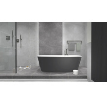 Moderná kúpeľňa s voľne stojacou vaňou, sprchou a radiátorom na uteráky