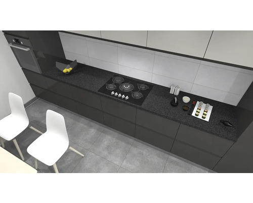 Kuchynská scéna s kuchynským nábytkom, varnou doskou, drezom a riadom