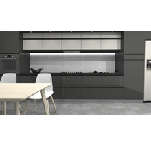 Moderná kuchyňa so vstavanými skriňami, stolom a stoličkami