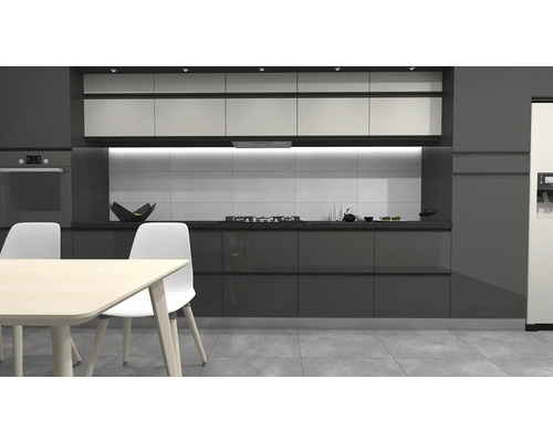 Moderná kuchyňa so vstavanými skriňami, stolom a stoličkami