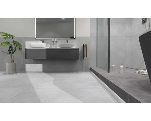 Moderná kúpeľňa s umývadlom, zrkadlom, sprchou a vaňou.