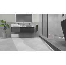 Moderná kúpeľňa s umývadlom, zrkadlom, sprchou a vaňou.