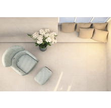 Svetlá miestnosť s kreslom, podnožkou, kvetinovou väzbou a pohovkou s vankúšmi, pohľad zhora