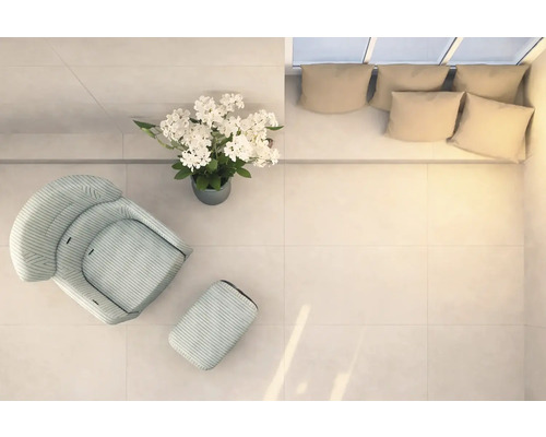 Svetlá miestnosť s kreslom, podnožkou, kvetinovou väzbou a pohovkou s vankúšmi, pohľad zhora