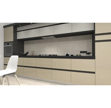 Moderná kuchyňa so vstavanými skriňami, sporákom a pracovnou plochou