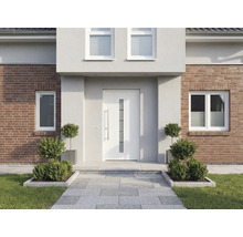 Vstupný priestor domu s vchodovými dverami a dláždenou cestou