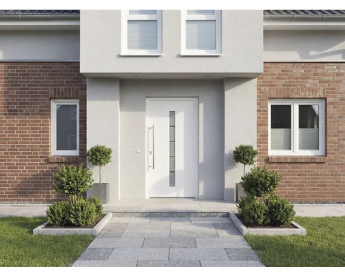 Vstupný priestor domu s vchodovými dverami a dláždenou cestou