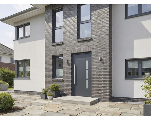Moderný dom s šedými tehlami, vchodovými dverami a oknami