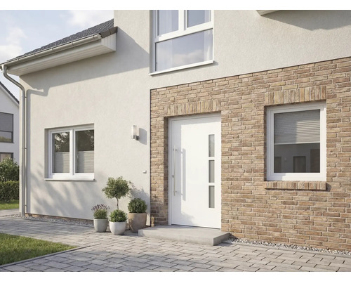 Pohľad na dom s bielymi vchodovými dverami, oknami a fasádou s tehlovými prvkami