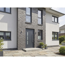 Fasáda domu so vchodovými dverami a oknami