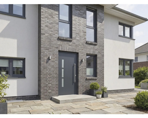 Fasáda domu so vchodovými dverami a oknami