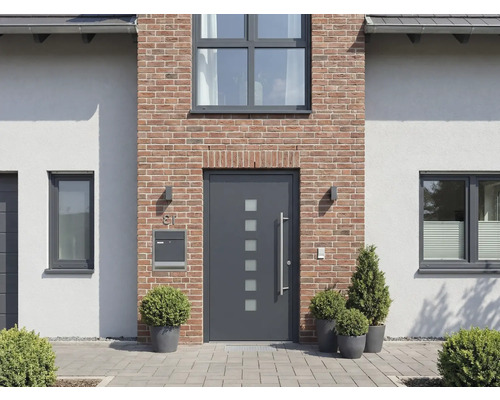 Fasáda domu s vchodovými dverami, oknami, poštovou schránkou a vonkajším osvetlením