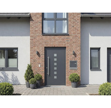 Fasáda domu s vchodovými dverami, oknami a osadením