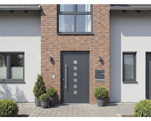 Fasáda domu s vchodovými dverami, oknami a osadením