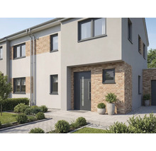 Moderný dom s sivými vchodovými dverami, oknami a fasádou s tehlovými prvkami