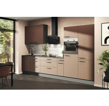 Moderná kuchyňa so vstavanou rúrou, digestorom, drezom a pracovnou doskou