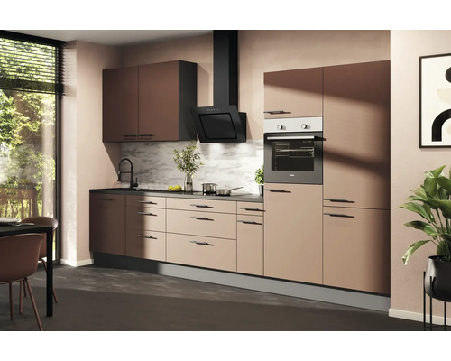 Moderná kuchyňa so vstavanou rúrou, digestorom, drezom a pracovnou doskou