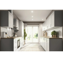 Svetlá kuchyňa s vstavanými skriňami, spotrebičmi a pracovnými doskami