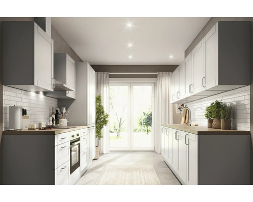 Svetlá kuchyňa s vstavanými skriňami, spotrebičmi a pracovnými doskami