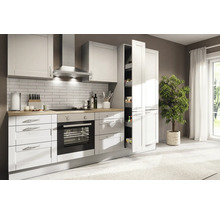 Svetlá kuchyňa s bielymi skrinkami, digestorom a policami.