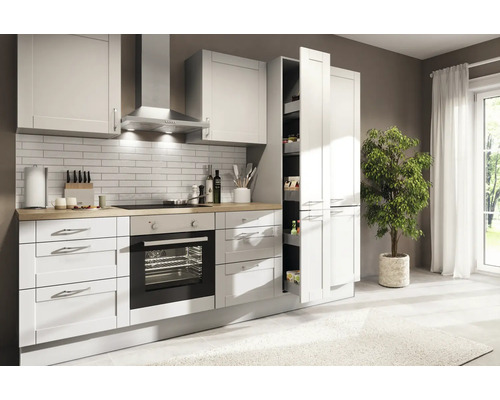 Svetlá kuchyňa s bielymi skrinkami, digestorom a policami.