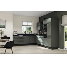 Moderná kuchyňa so sivými skrinkami, čiernou pracovnou doskou a nerezovými úchytkami.