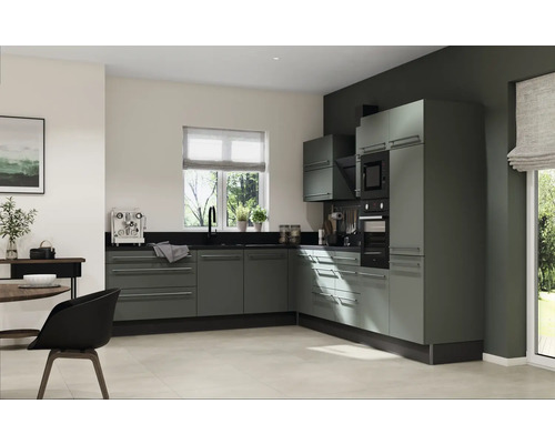 Moderná kuchyňa so sivými skrinkami, čiernou pracovnou doskou a nerezovými úchytkami.