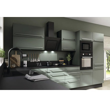 Moderná kuchyňa s kuchynskými skrinkami, digestorom, mikrovlnnou rúrou a rúrou.