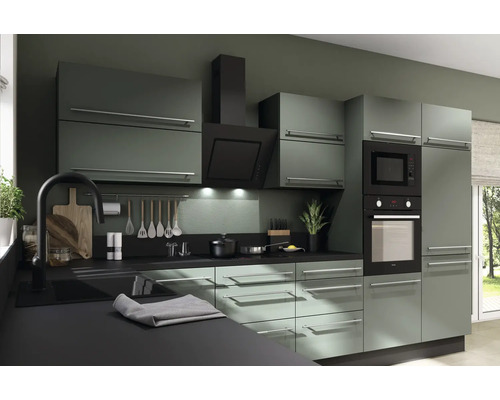 Moderná kuchyňa s kuchynskými skrinkami, digestorom, mikrovlnnou rúrou a rúrou.