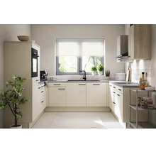 Svetlá kuchyňa s modernými skrinkami, pracovnou doskou, drezom a oknom