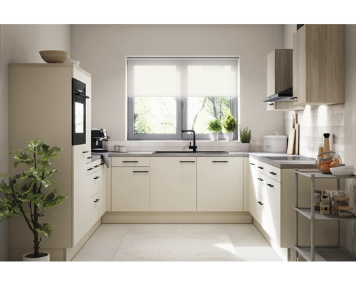 Svetlá kuchyňa s modernými skrinkami, pracovnou doskou, drezom a oknom