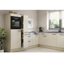 Svetlá kuchyňa so vstavanou rúrou a výsuvnou skriňou