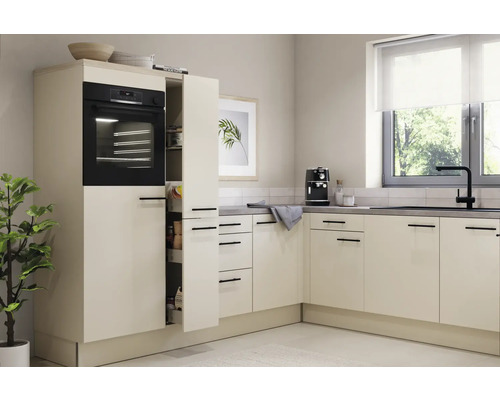 Svetlá kuchyňa so vstavanou rúrou a výsuvnou skriňou