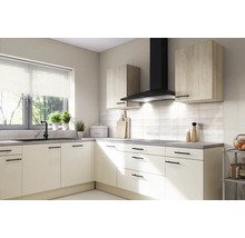 Svetlá kuchyňa s drezom, digestorom a závesnými skrinkami pre usporiadaný priestor.