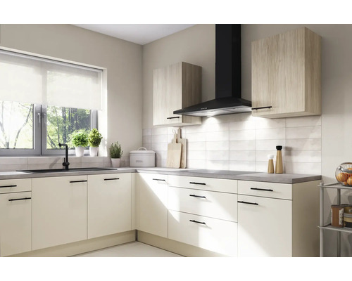 Svetlá kuchyňa s drezom, digestorom a závesnými skrinkami pre usporiadaný priestor.