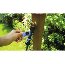 Záhradná hadica s pripojením na vodovodný kohútik je pripojená k vodovodnému kohútiku.