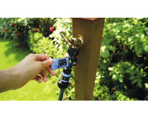 Záhradná hadica s pripojením na vodovodný kohútik je pripojená k vodovodnému kohútiku.