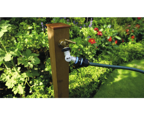 Vodovodný kohútik s hadicovou prípojkou v záhrade