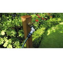 Záhradná scéna s vodovodným kohútikom, záhradnou hadicou a konektorom