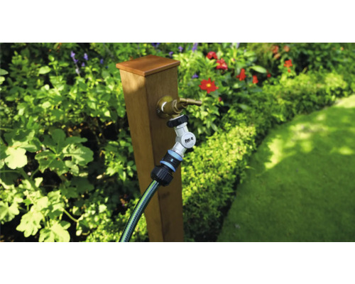 Záhradná scéna s vodovodným kohútikom, záhradnou hadicou a konektorom