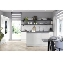 Svetlá kuchyňa s kuchynským ostrovom, policami a jedálenským stolom v modernom obytnom priestore.