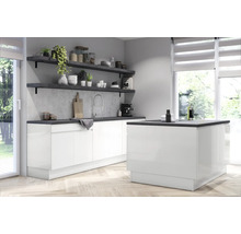 Moderná kuchyňa s bielymi skriňami, tmavou pracovnou doskou a policami