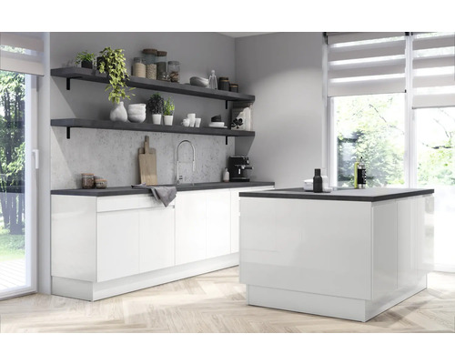 Moderná kuchyňa s bielymi skriňami, tmavou pracovnou doskou a policami