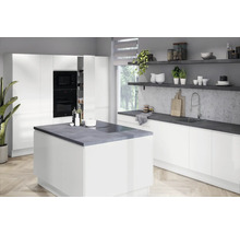 Svetlá kuchyňa s kuchynským ostrovom, vstavanými skriňami a policami