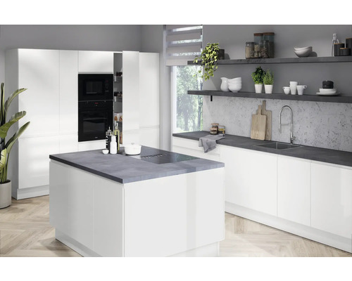 Svetlá kuchyňa s kuchynským ostrovom, vstavanými skriňami a policami