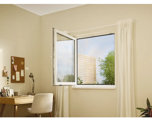 Svetlá miestnosť s otvoreným oknom, stolom a dekoráciami.