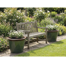 Záhradná krajina s drevenou lavicou a osadenými kvetináčmi