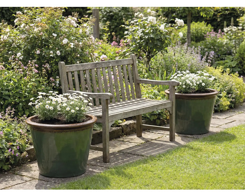 Záhradná krajina s drevenou lavicou a osadenými kvetináčmi