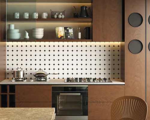 Pohľad na kuchyňu s varnou doskou, drezom, kuchynským náčiním a obkladanou zadnou stenou